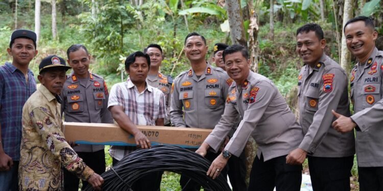 Peduli Warga, Polres Batang Serahkan Pompa dan Kabel untuk Air Bersih di Subah