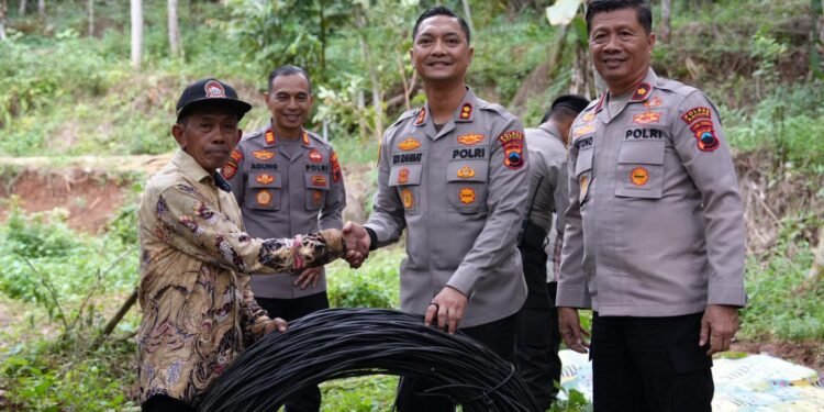 Peduli Warga, Polres Batang Serahkan Pompa dan Kabel untuk Air Bersih di Subah