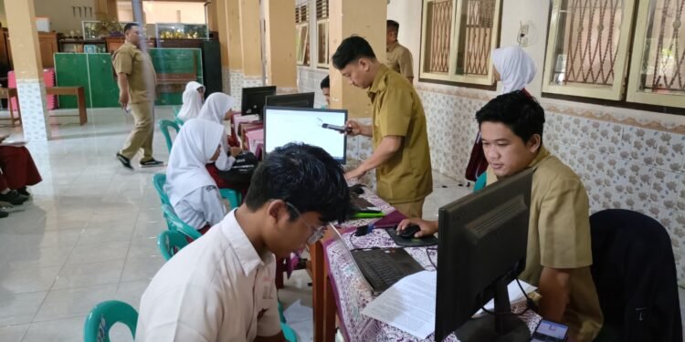 SPMB SMP Dibuka, Pendaftar Rela Datang Sejak Subuh