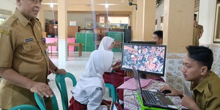 SPMB SMP Dibuka, Pendaftar Rela Datang Sejak Subuh