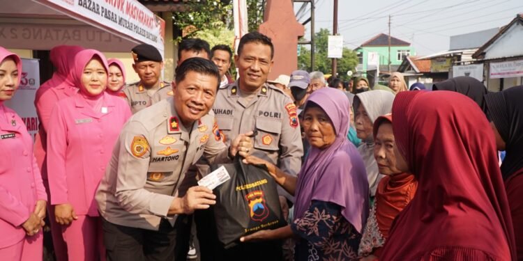 Sambut HUT ke-79 Bhayangkara, Warga Serbu Bazar Murah Polres Batang