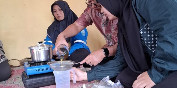 Undip Batang Latih PKK Olah Jelantah jadi Rupiah