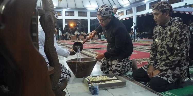 Peringati Malam Satu Suro, Bupati Batang Terkesima Budaya Penjemasan Pusaka Tombak Abirawa