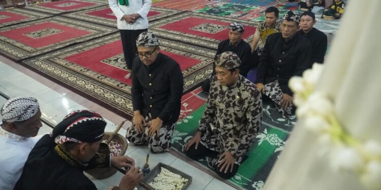 Peringati Malam Satu Suro, Bupati Batang Terkesima Budaya Penjemasan Pusaka Tombak Abirawa