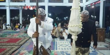 Peringati Malam Satu Suro, Bupati Batang Terkesima Budaya Penjemasan Pusaka Tombak Abirawa