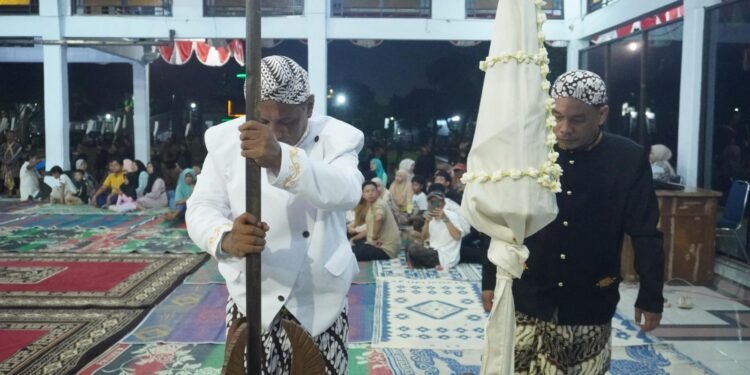 Peringati Malam Satu Suro, Bupati Batang Terkesima Budaya Penjemasan Pusaka Tombak Abirawa