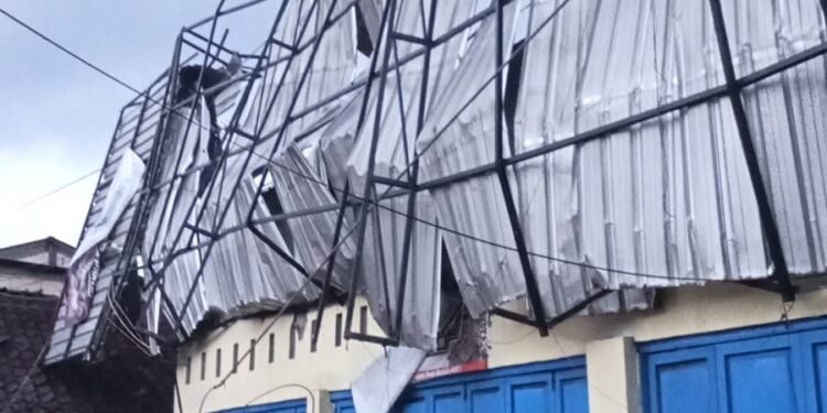 Hujan disertai Angin Puting Beliung Rusak 11 Rumah Warga Desa Surodadi Gringsing