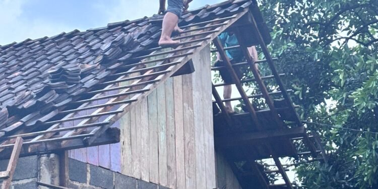 Hujan disertai Angin Puting Beliung Rusak 11 Rumah Warga Desa Surodadi Gringsing