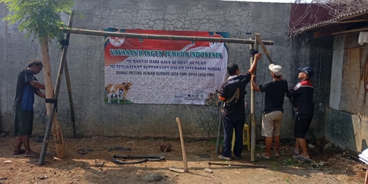 Sambut Idul Adha, Panitia LKS YBPI Pasang Blantar dan Payung Peneduh di RPHQ