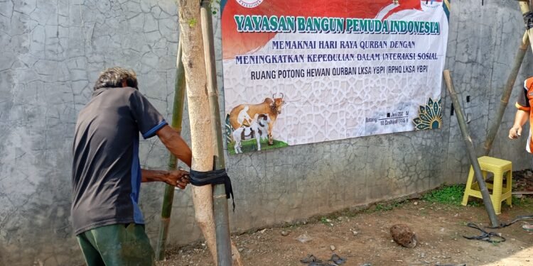 Sambut Idul Adha, Panitia LKS YBPI Pasang Blantar dan Payung Peneduh di RPHQ