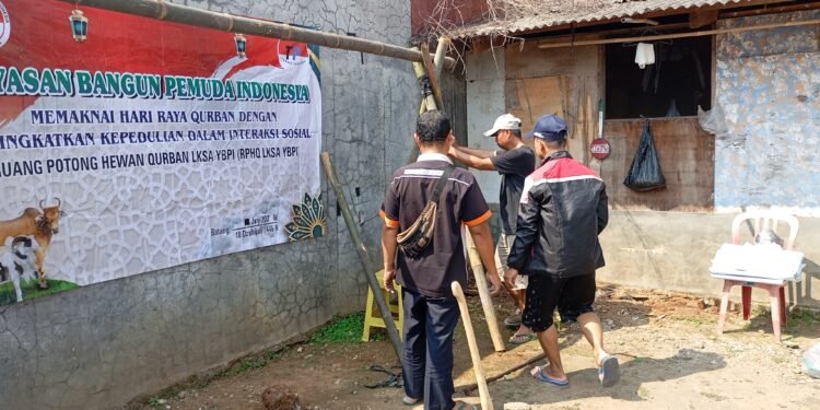 Sambut Idul Adha, Panitia LKS YBPI Pasang Blantar dan Payung Peneduh di RPHQ