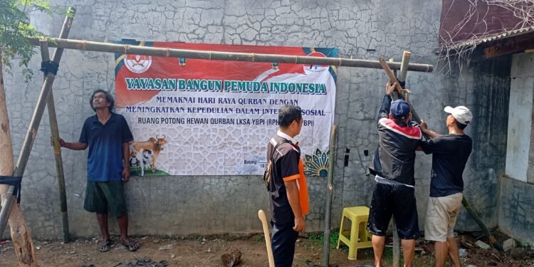 Sambut Idul Adha, Panitia LKS YBPI Pasang Blantar dan Payung Peneduh di RPHQ