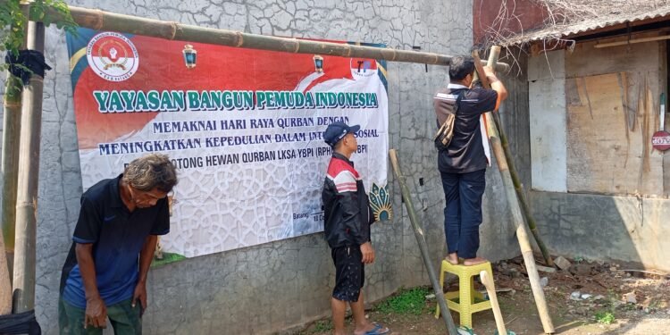 Sambut Idul Adha, Panitia LKS YBPI Pasang Blantar dan Payung Peneduh di RPHQ