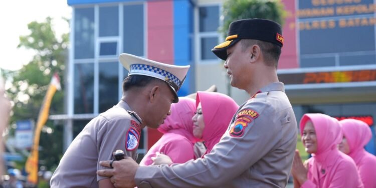 Kapolres Batang Pimpin Upacara Kenaikan Pangkat 32 Personel, Harap Kinerja Makin Profesional