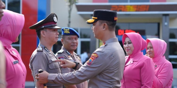 Kapolres Batang Pimpin Upacara Kenaikan Pangkat 32 Personel, Harap Kinerja Makin Profesional