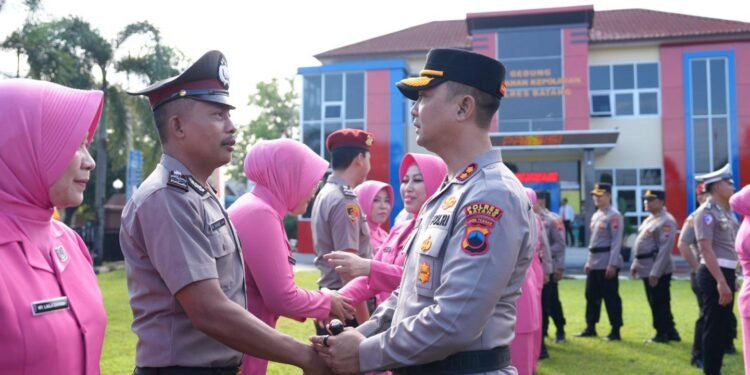 Kapolres Batang Pimpin Upacara Kenaikan Pangkat 32 Personel, Harap Kinerja Makin Profesional