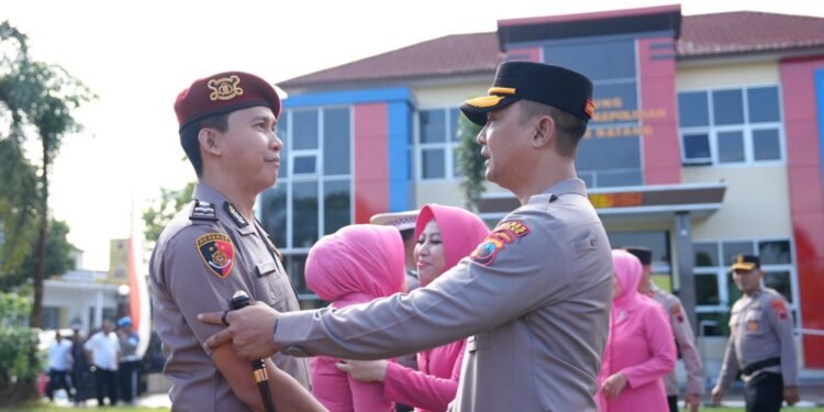 Kapolres Batang Pimpin Upacara Kenaikan Pangkat 32 Personel, Harap Kinerja Makin Profesional