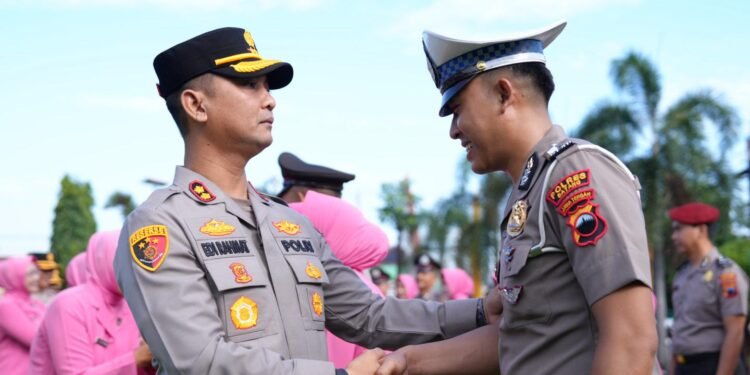 Kapolres Batang Pimpin Upacara Kenaikan Pangkat 32 Personel, Harap Kinerja Makin Profesional