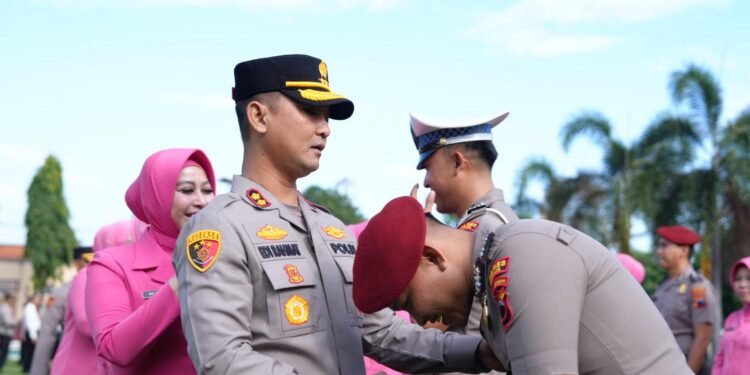 Kapolres Batang Pimpin Upacara Kenaikan Pangkat 32 Personel, Harap Kinerja Makin Profesional