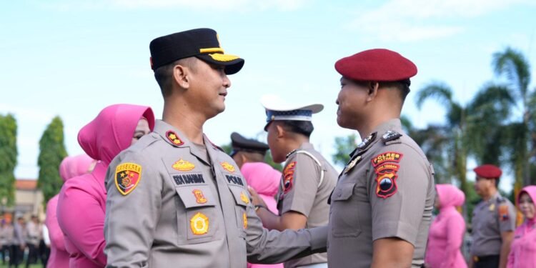 Kapolres Batang Pimpin Upacara Kenaikan Pangkat 32 Personel, Harap Kinerja Makin Profesional