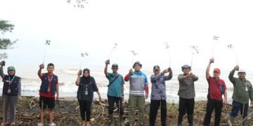 Lestarikan Pesisir Roban Timur, PLTU Batang Tanam Ribuan Mangrove