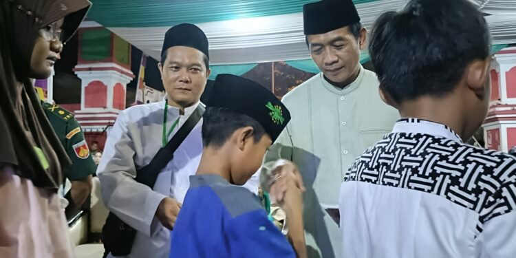 Rayakan Lebaran Yatim, Wabup Suyono Santuni Warga Prosel
