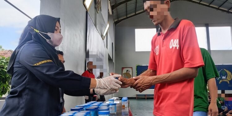 Pastikan Bebas Narkoba, WBP Lapas Batang Tes Urine