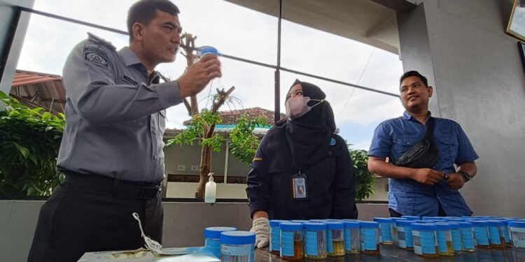 Pastikan Bebas Narkoba, WBP Lapas Batang Tes Urine