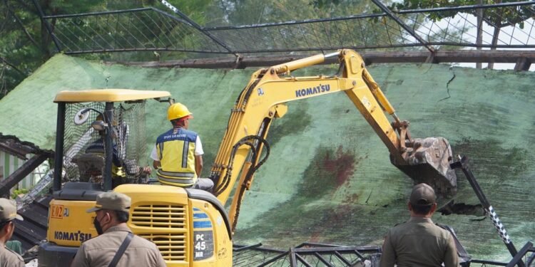 Puluhan Kafe dan Karaoke di Pantai Sigandu Dibongkar Satpol PP Batang