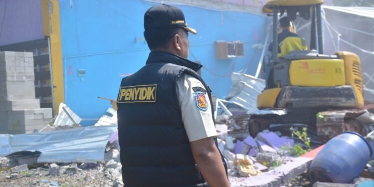 Puluhan Kafe dan Karaoke di Pantai Sigandu Dibongkar Satpol PP Batang