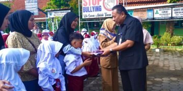 Pemkab Batang Distribusikan Seragam Gratis untuk Siswa Baru SD dan SMP