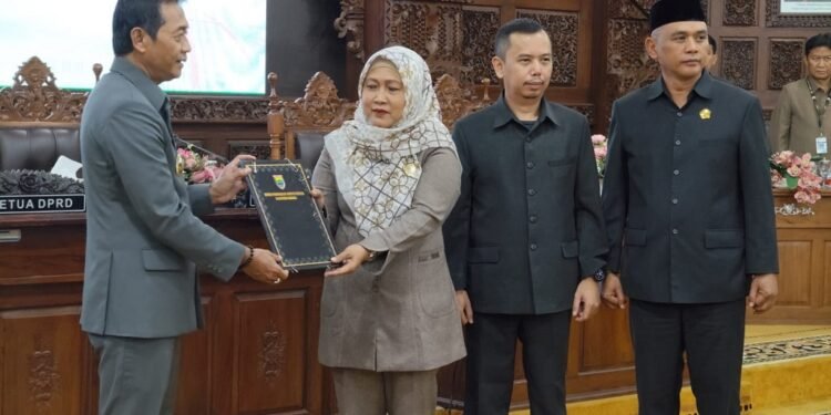 Rapat Paripurna DPRD Batang Sahkan Perubahan APBD 2025, Defisit Rp139 Miliar