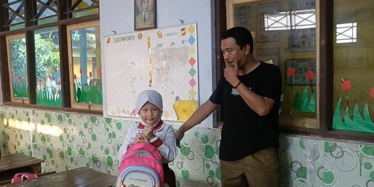 Gerakan Ayah Mengantar, Perkuat Mental Anak Sebelum Belajar