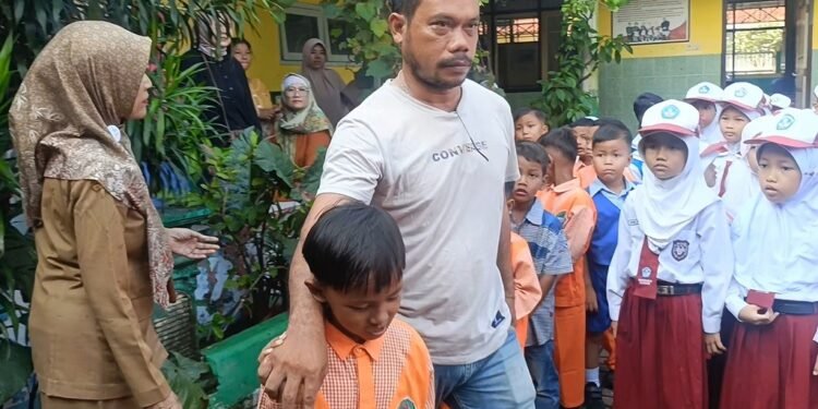 Gerakan Ayah Mengantar, Perkuat Mental Anak Sebelum Belajar