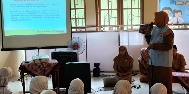 Jadi Pemateri MPLS, Inspektorat Batang Kenalkan Pendidikan Antikorupsi