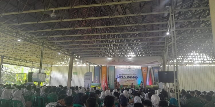 MPLS Siswa Baru, Babinsa Beri Materi Wasbang dan Belanegara