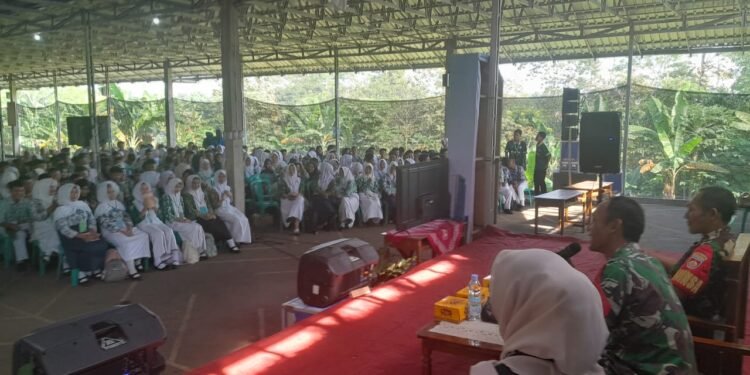 MPLS Siswa Baru, Babinsa Beri Materi Wasbang dan Belanegara