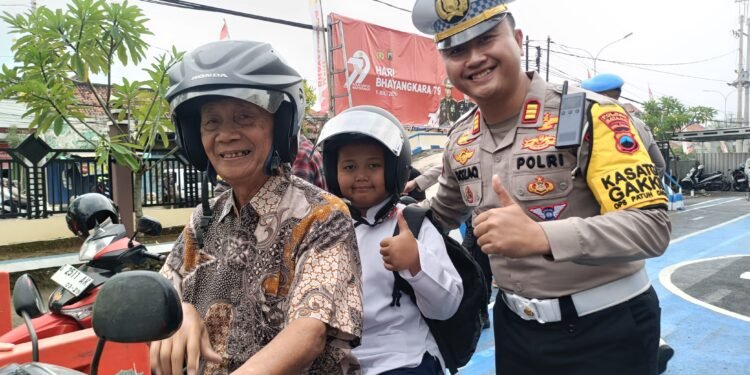 Operasi Patuh Candi 2025 Batang: Pengendara Tertib Dapat Surprise Coklat