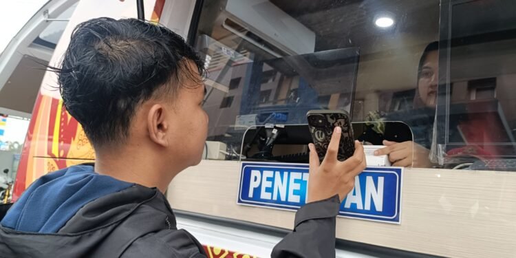 Operasi Patuh Candi 2025 Batang: Pengendara Tertib Dapat Surprise Coklat