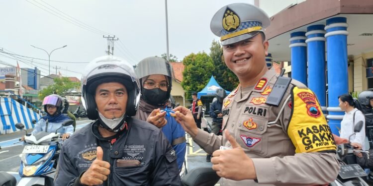 Operasi Patuh Candi 2025 Batang: Pengendara Tertib Dapat Surprise Coklat