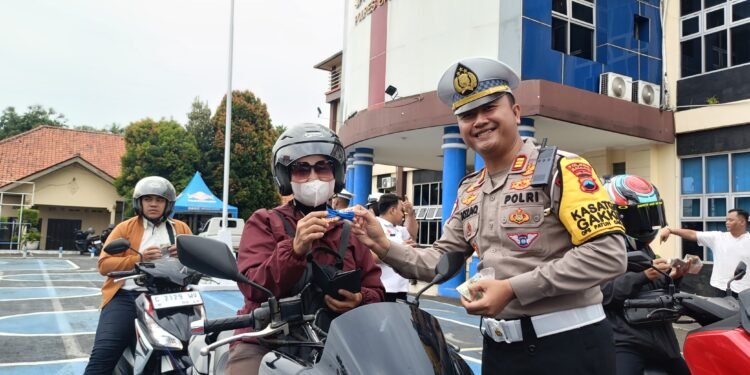 Operasi Patuh Candi 2025 Batang: Pengendara Tertib Dapat Surprise Coklat