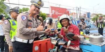 Operasi Patuh Candi 2025 Batang: Pengendara Tertib Dapat Surprise Coklat