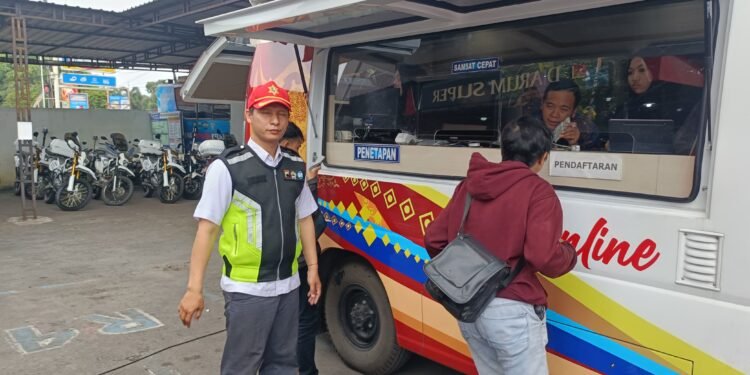 Operasi Patuh Candi 2025 Batang: Pengendara Tertib Dapat Surprise Coklat