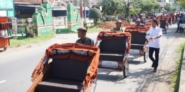 Presiden Prabowo Serahkan Bantuan 25 Becak Listrik di Batang Pakai Uang Pribadi