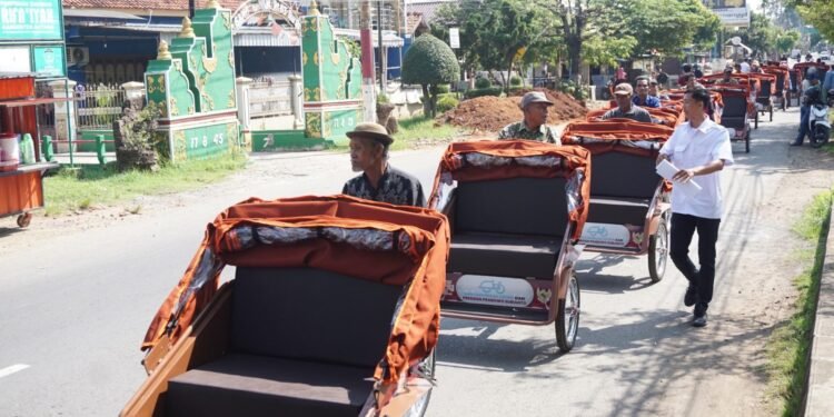 Presiden Prabowo Serahkan Bantuan 25 Becak Listrik di Batang Pakai Uang Pribadi