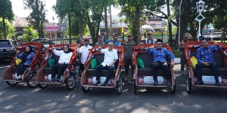 Presiden Prabowo Serahkan Bantuan 25 Becak Listrik di Batang Pakai Uang Pribadi