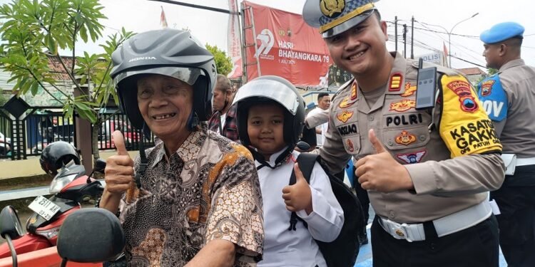 Aksi Simpatik, Pengendara Tertib Berlalulintas Dapat Coklat