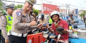 Aksi Simpatik, Pengendara Tertib Berlalulintas Dapat Coklat