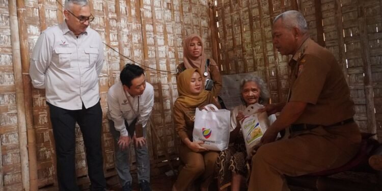 Peringati HUT Ke-14, PLTU Batang Salurkan Bantuan Sembako dan Pemeriksaan Kesehatan Kepada Lansia