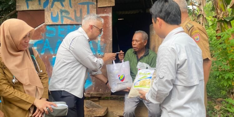 Peringati HUT Ke-14, PLTU Batang Salurkan Bantuan Sembako dan Pemeriksaan Kesehatan Kepada Lansia